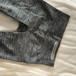 UNDER ARMOR CROP LEGGINGS